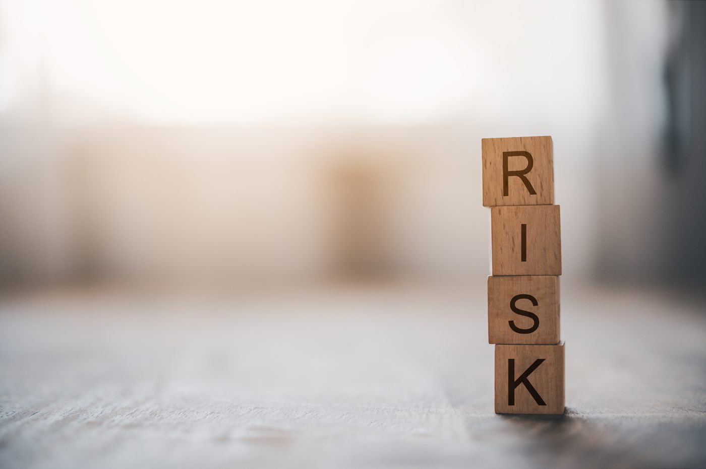 Riziko investice do stavby Dřevěné kostky skládající slovo RISK